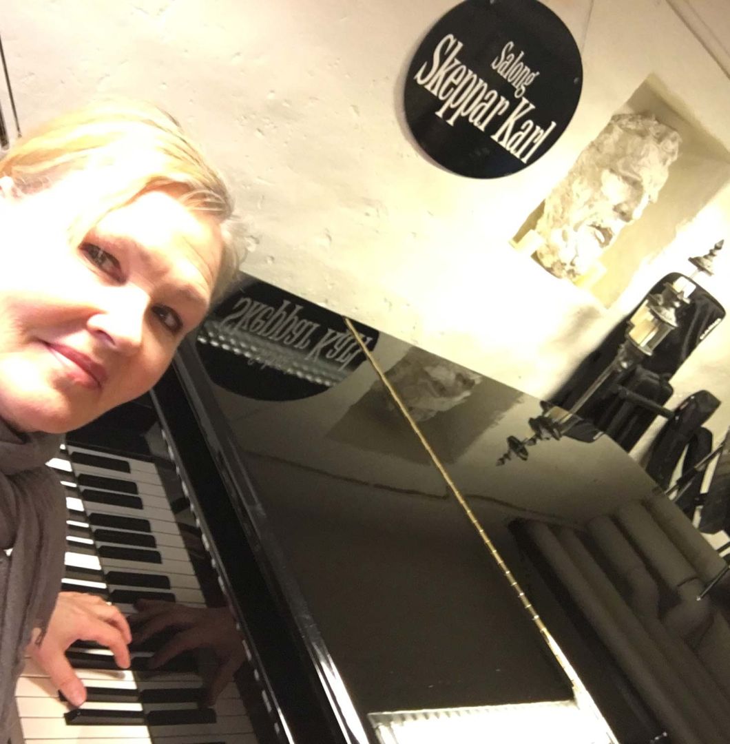 Mer än ett quiz – en energifylld upplevelse med livemusik, skratt och tävling som engagerar hela gruppen.